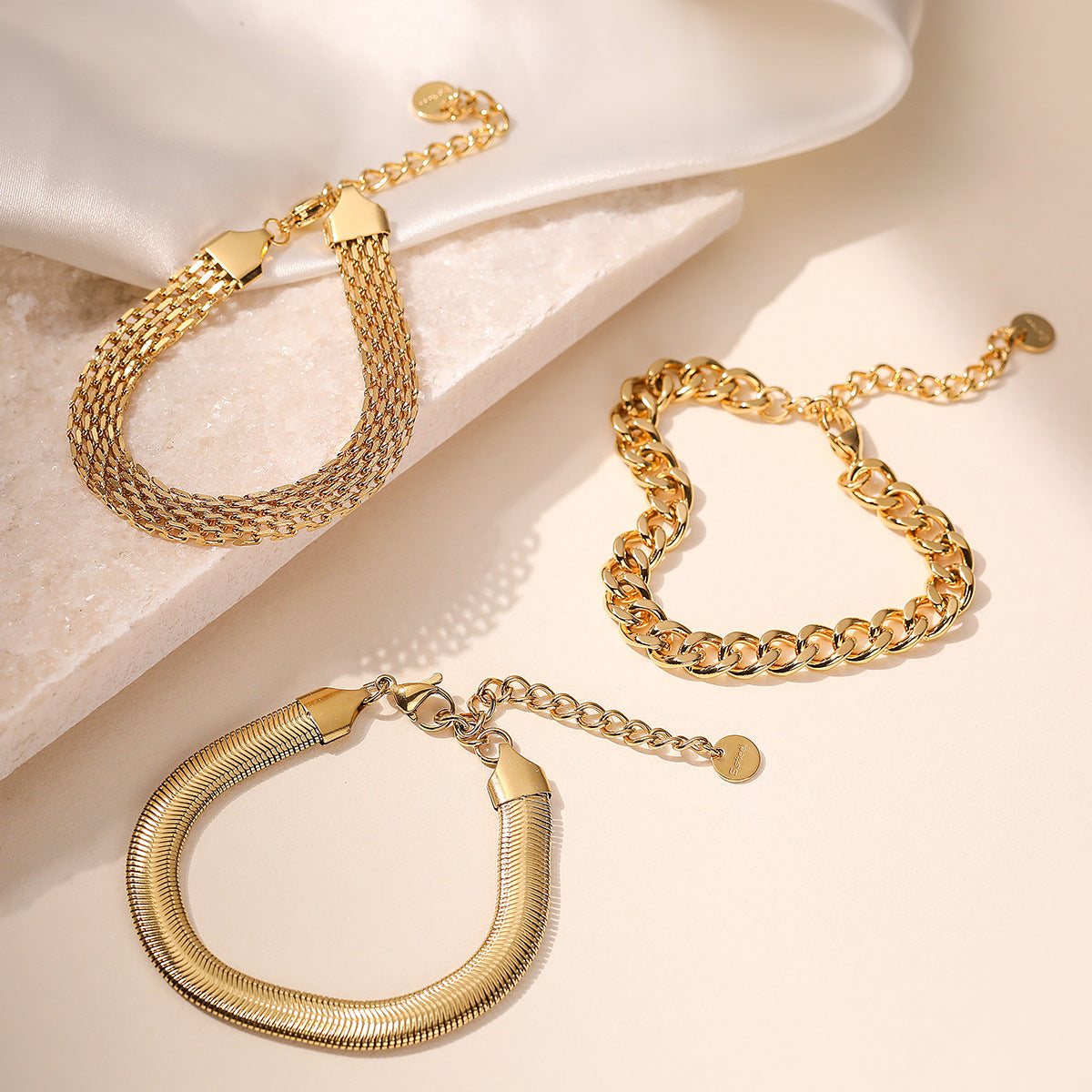 Bracciale da donna in acciaio inossidabile placcato oro 18 carati con micro-pavé geometrico e minimalista alla moda