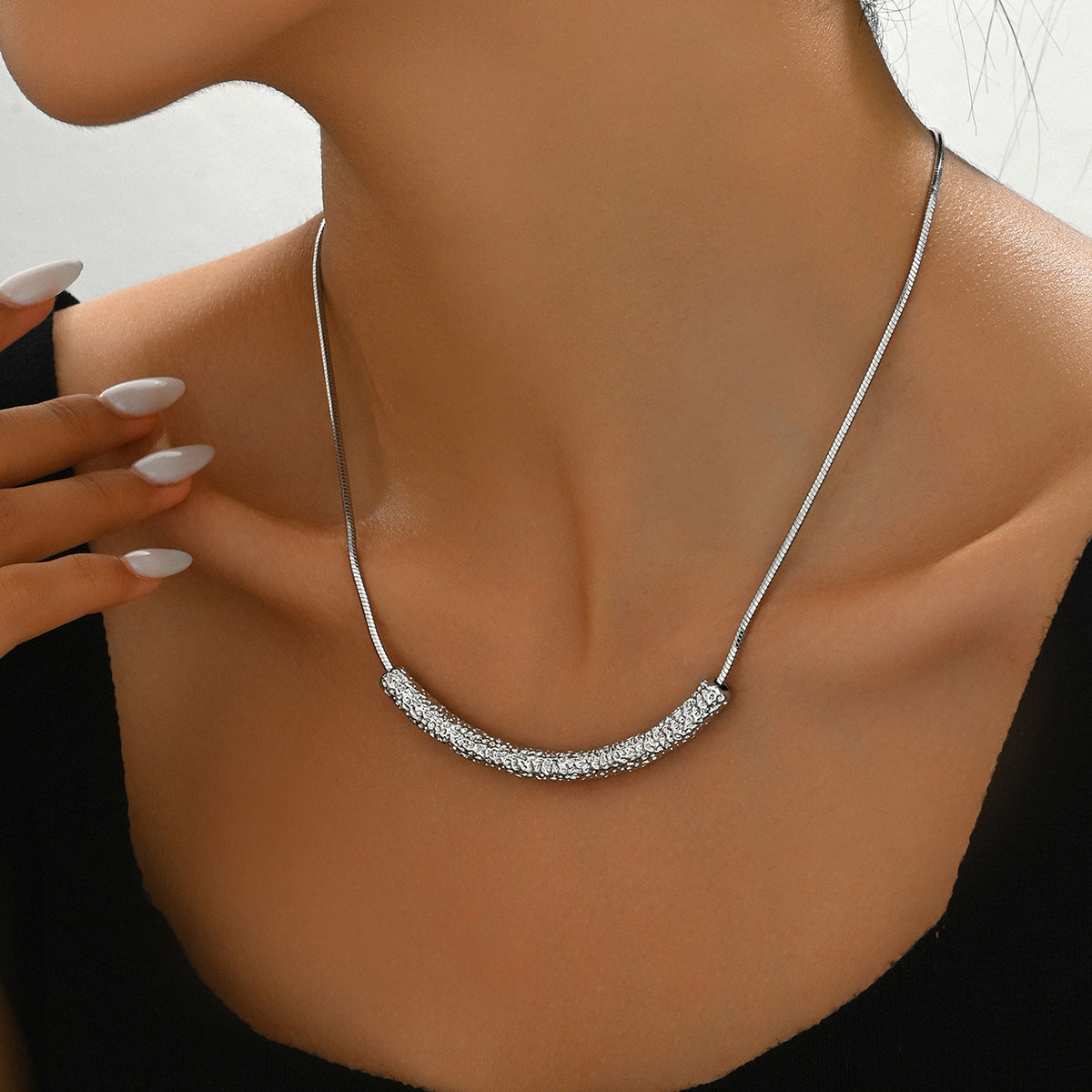Collar de cobre con baño electrolítico de diseño geométrico minimalista para mujer, con delicado colgante de candado y elegante cadena a la altura de la clavícula