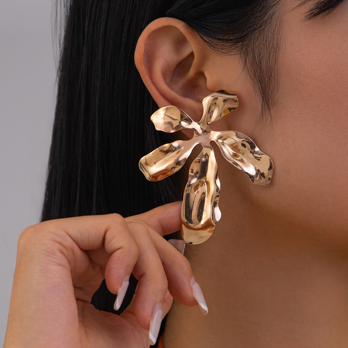Pendientes de Tachuela Metálicos Geométricos Florales Asimétricos Exagerados para Mujer con Acabado Chapado