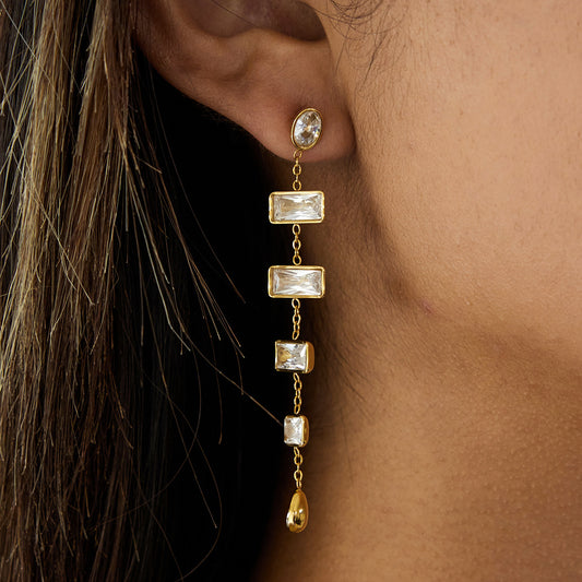 Orecchini di lusso con nappe dalla forma geometrica con accenti in acciaio al titanio e strass, borchie in acciaio inossidabile galvanizzato per donna