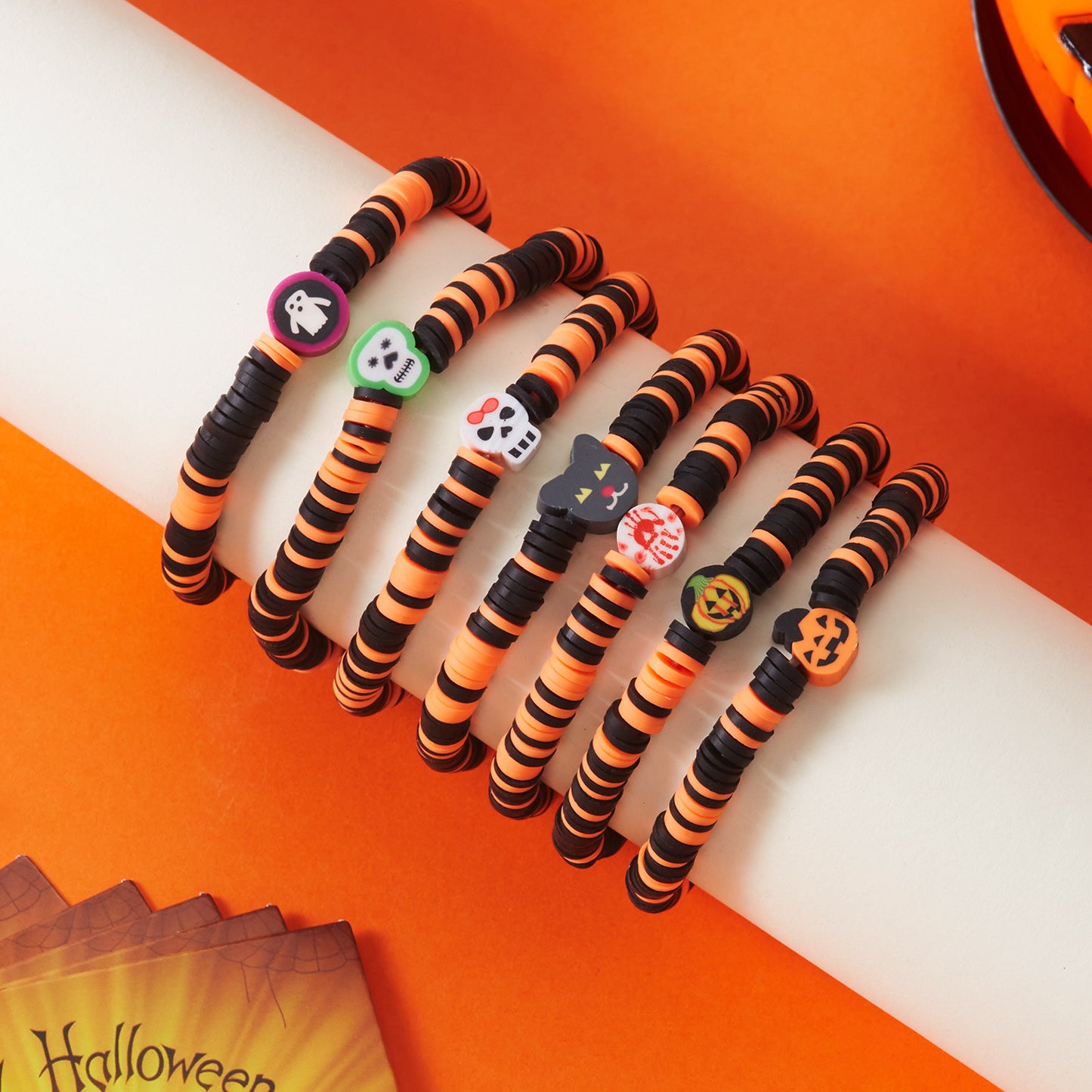 Pulsera de Halloween hecha a mano con motivo de esqueleto en arcilla polimérica y diseño geométrico para mujer