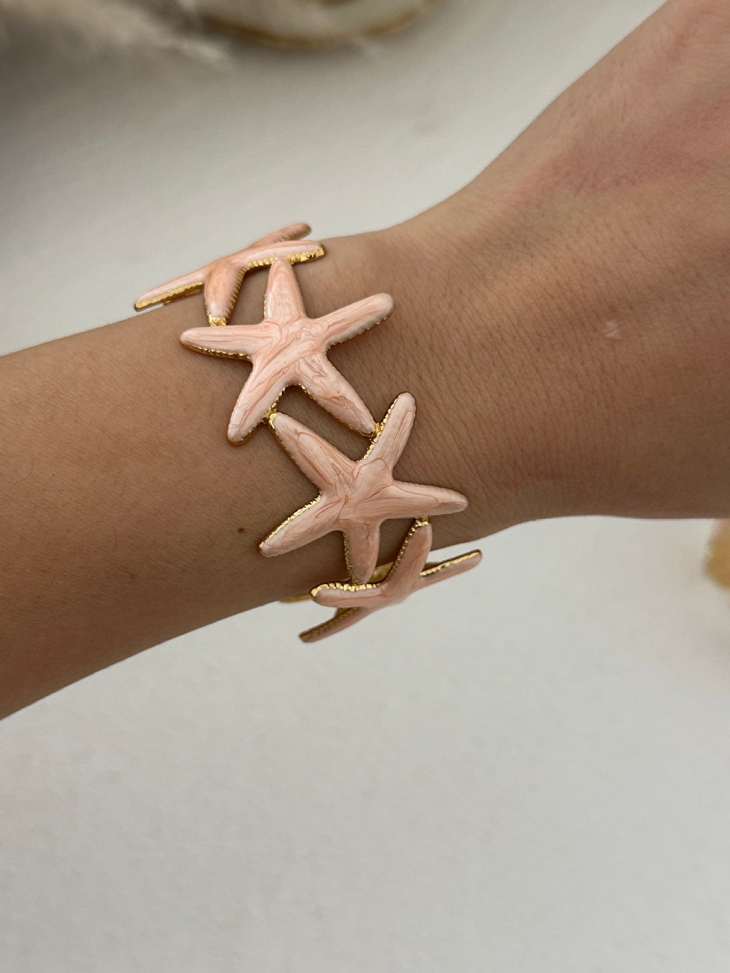 Bracciale Vintage a Forma di C con Stella Marina e Conchiglia, Smaltato e Dorato in Acciaio Inossidabile