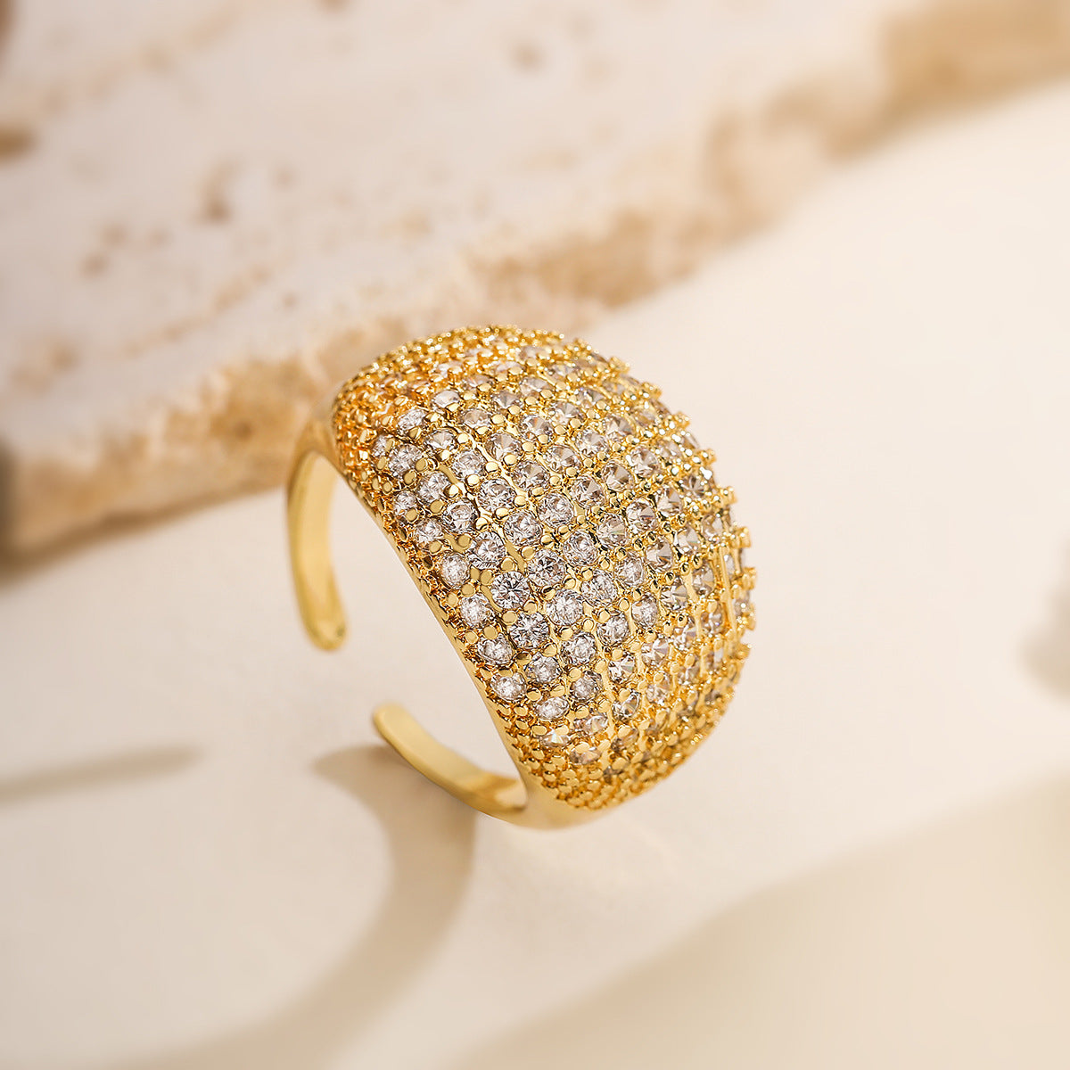 Anello da donna in rame a cuore geometrico minimalista con intarsio di strass e finitura placcata
