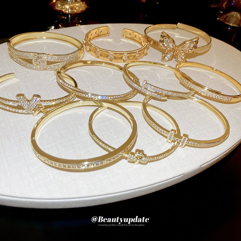 Pulsera tipo brazalete de aleación de cobre bañada en oro de lujo con incrustaciones de diamantes de imitación para mujer