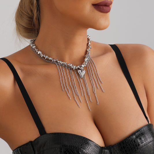 Collana da donna alla moda con ciondolo a cuore minimalista in lega con finitura placcata