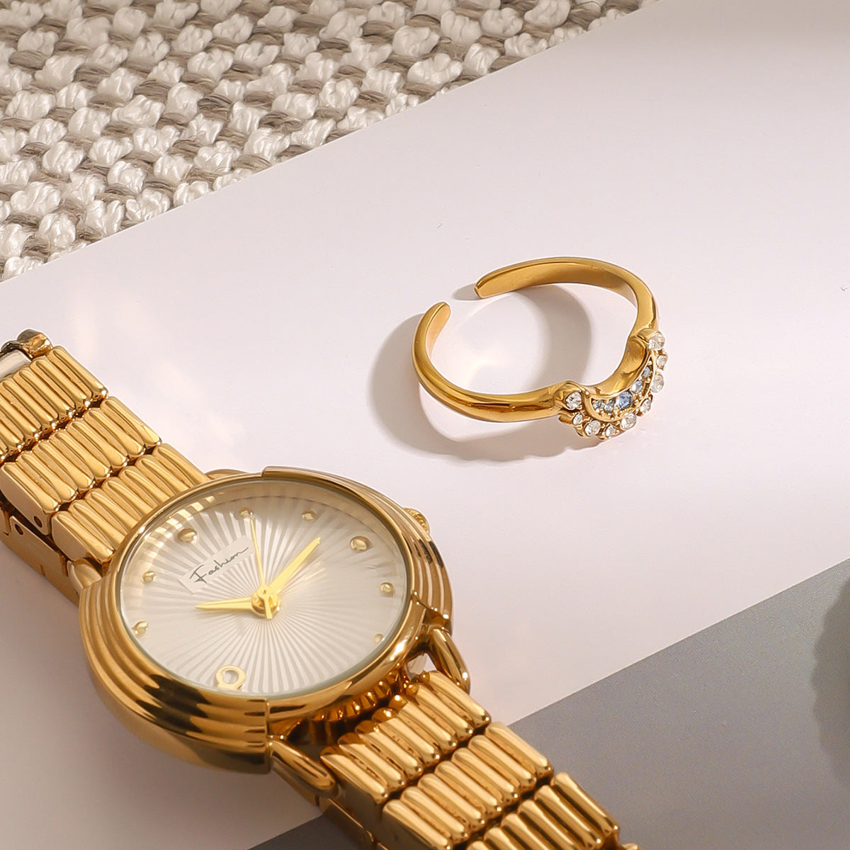 Anillo de acero inoxidable con baño de oro de 18 quilates con diseño de luna geométrica a la moda para mujer