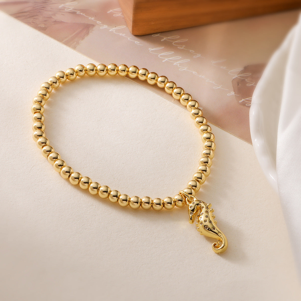 Bracciale con ciondolo a forma di elefante e cavalluccio marino geometrico alla moda con perline in rame, base in rame placcato oro 18 carati, intarsio in zirconi, da donna