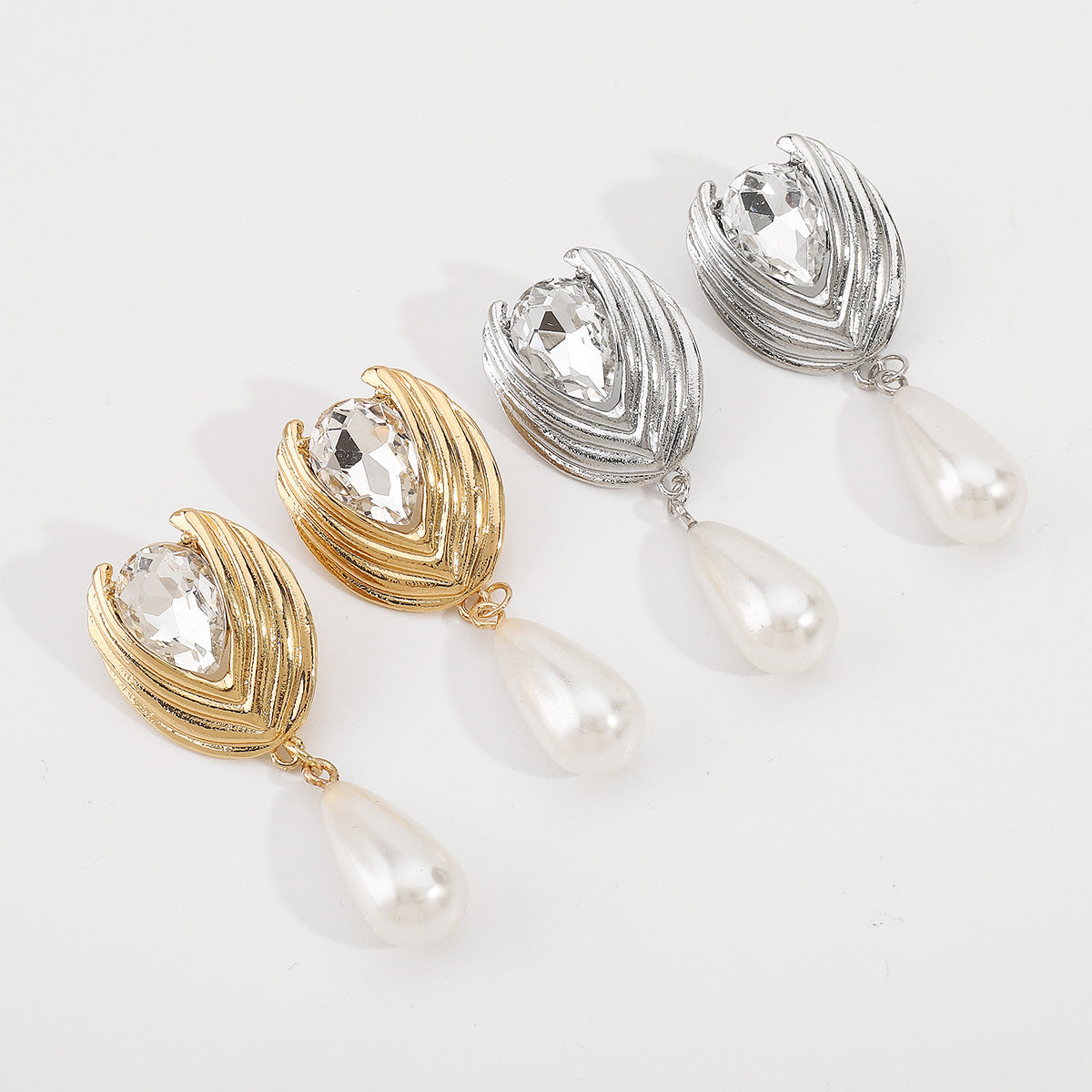 Pendientes colgantes geométricos elegantes de aleación con incrustaciones de pedrería y acentos de perlas lustrosas para mujer