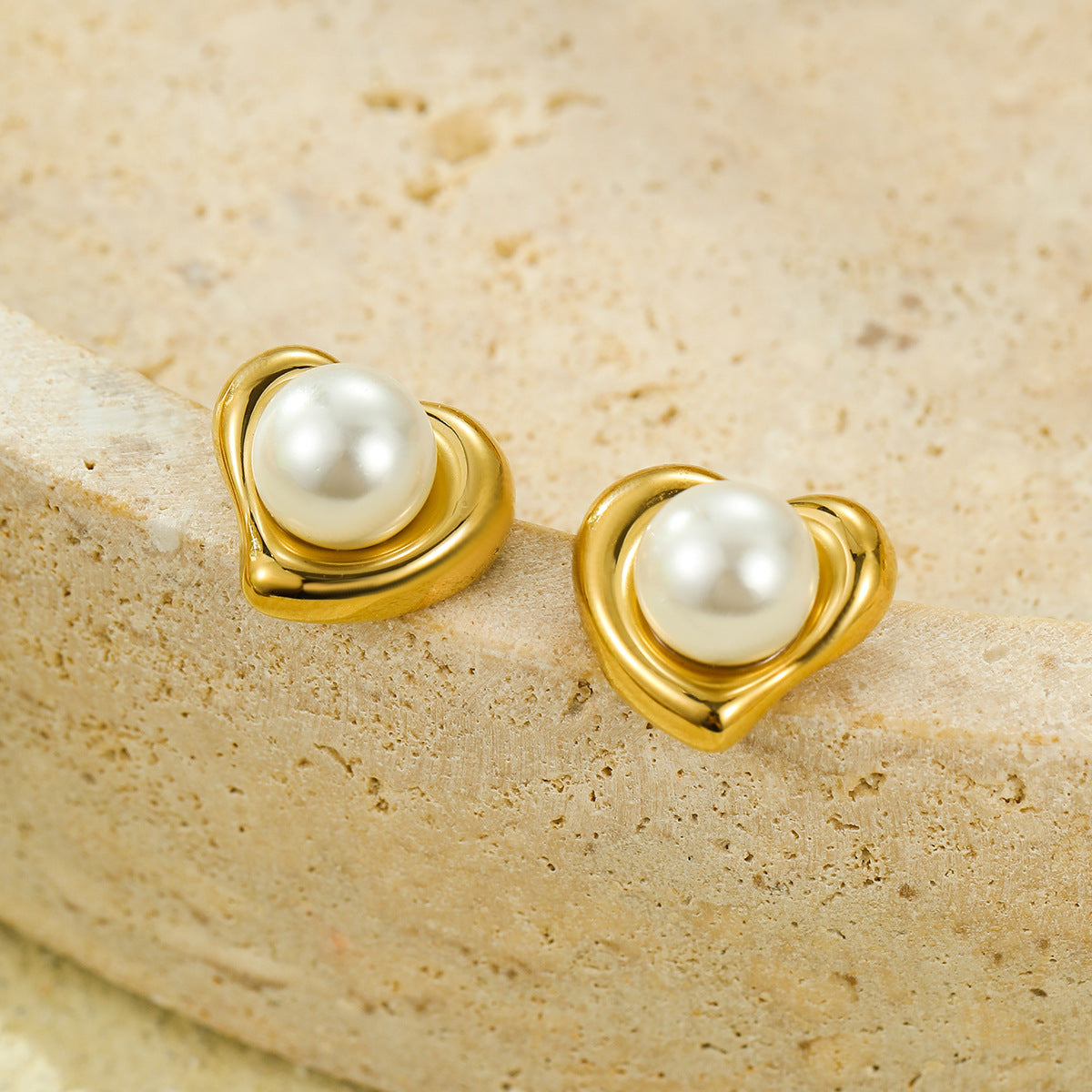 Orecchini a perno da donna vintage placcati oro in acciaio inossidabile a forma di cuore con intarsi di perle