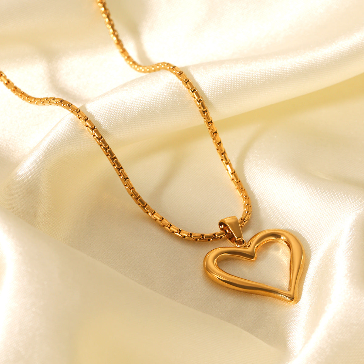 Collana con ciondolo a cuore vuoto in acciaio inossidabile placcato oro 18 carati per donna