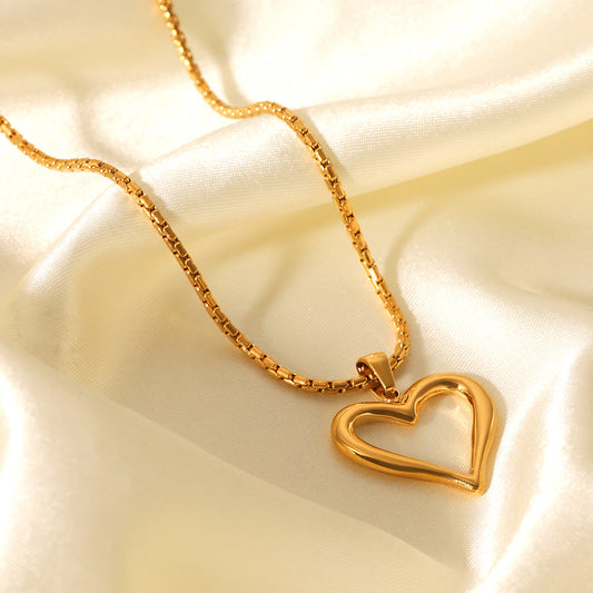 Collar con colgante de corazón hueco de acero inoxidable chapado en oro de 18 quilates de moda para mujer