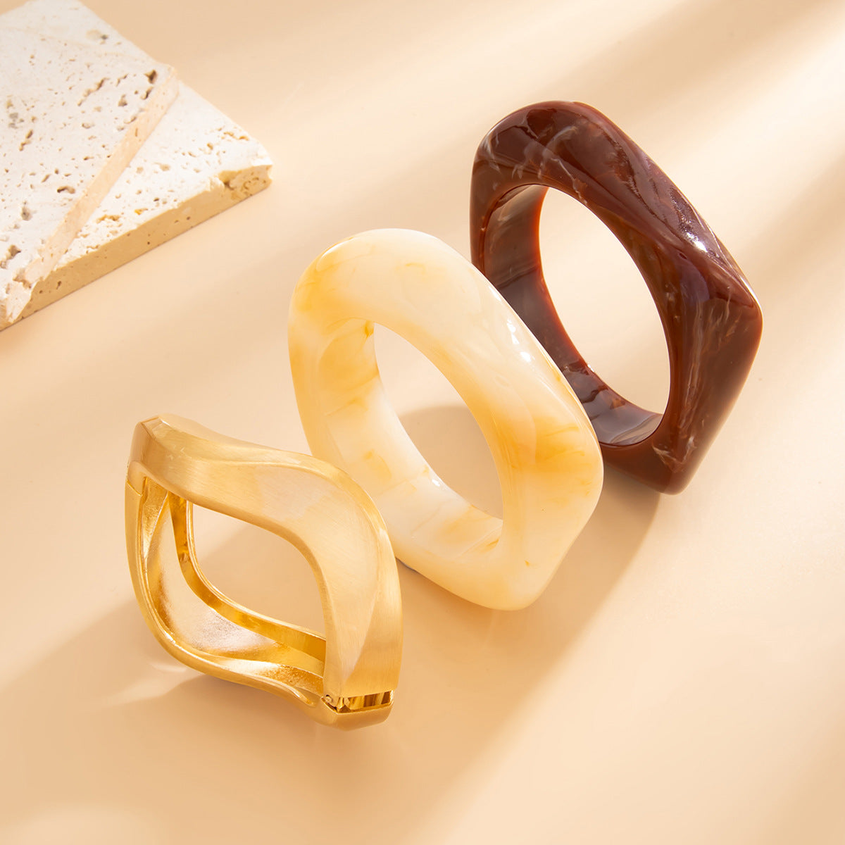 Pulsera de puño de metal geométrica irregular para mujer con acabado chapado y efecto ombré