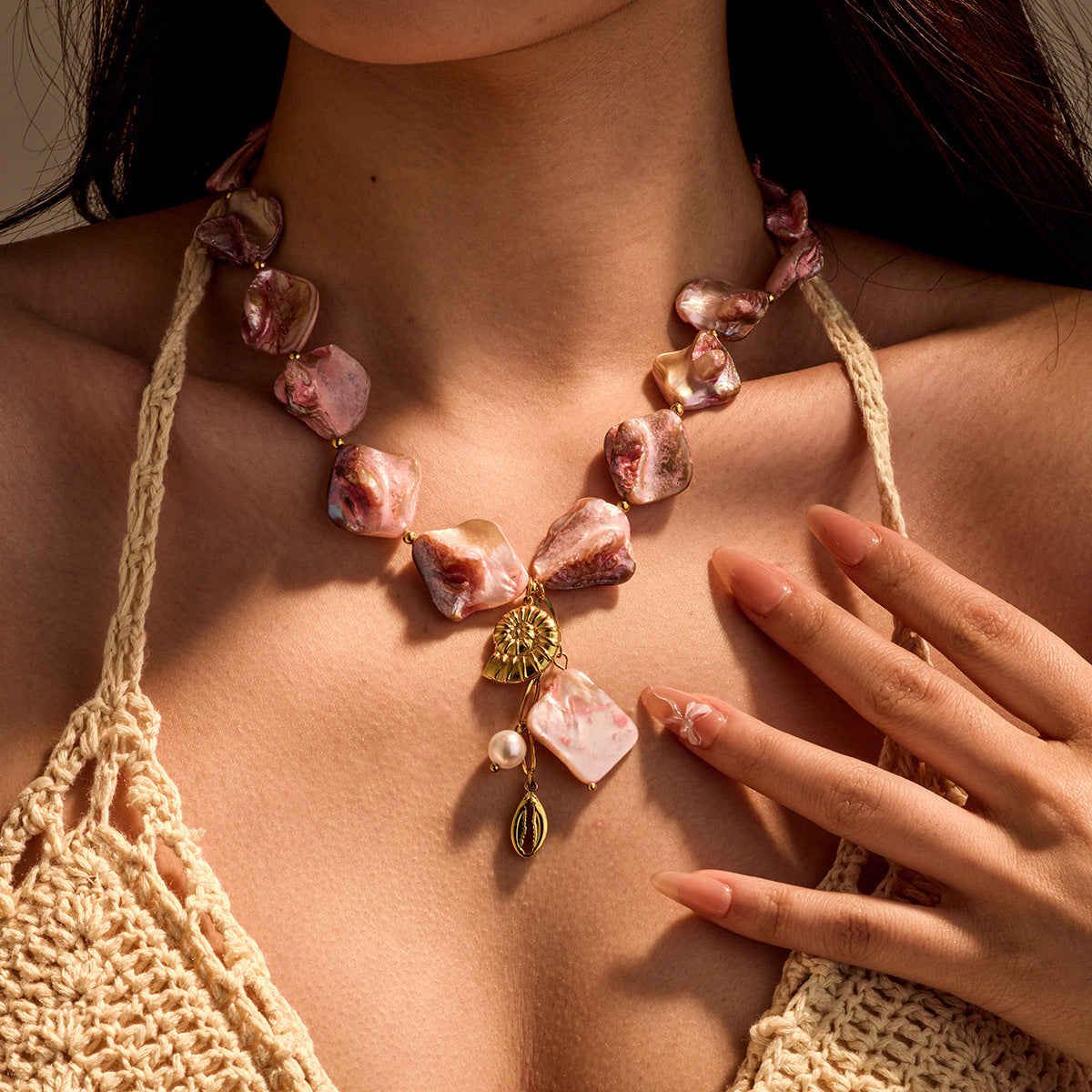 Collar de acero de titanio con cuentas de concha rosa estilo vacacional con dije de concha marina y perla en cadena de serpiente delicada para mujer