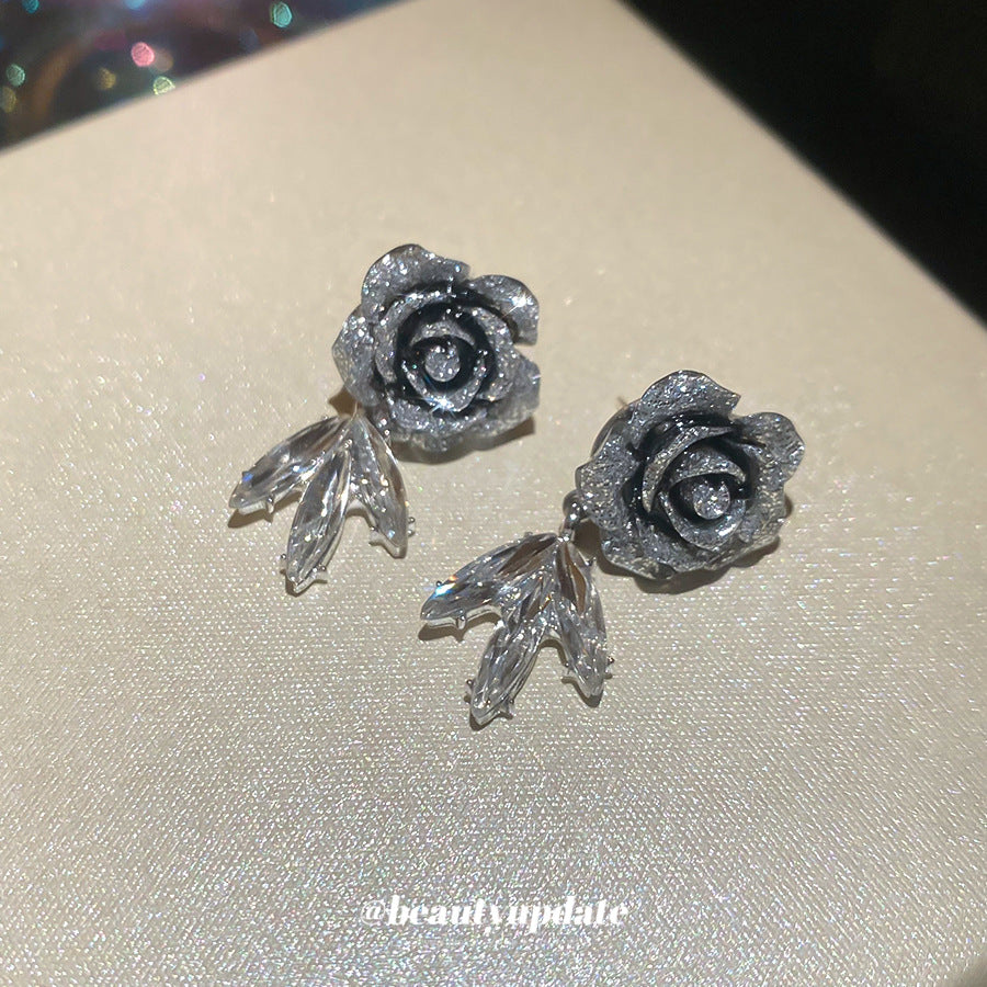 Orecchini a perno eleganti in resina floreale con strass per donna, stile minimalista di lusso