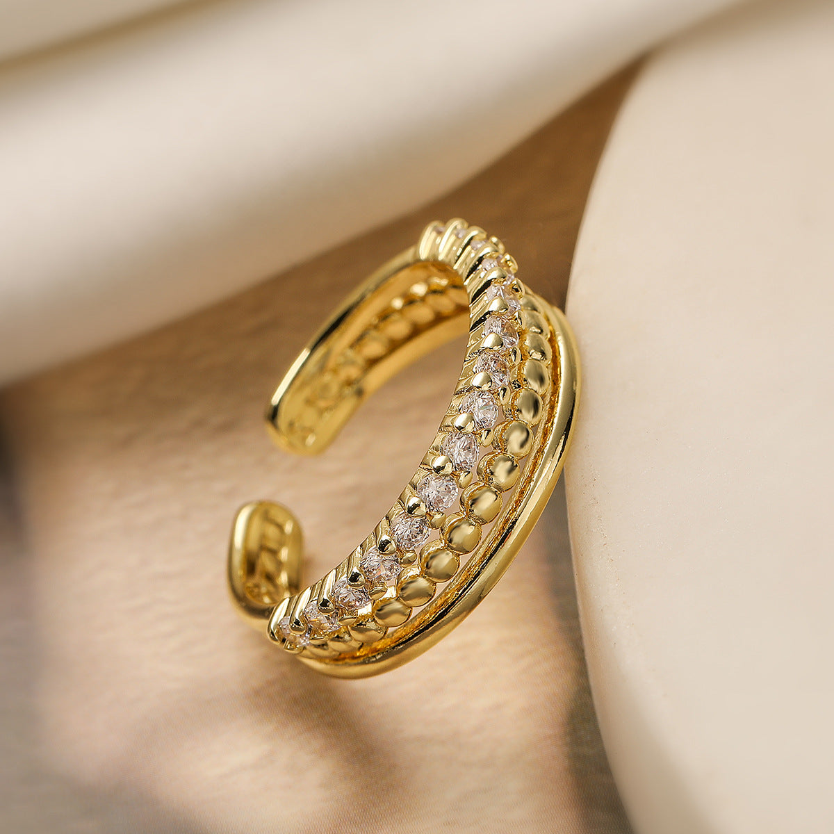 Anello da donna doppio strato aperto geometrico minimalista in rame con placcatura in oro 18K e intarsio di zirconi