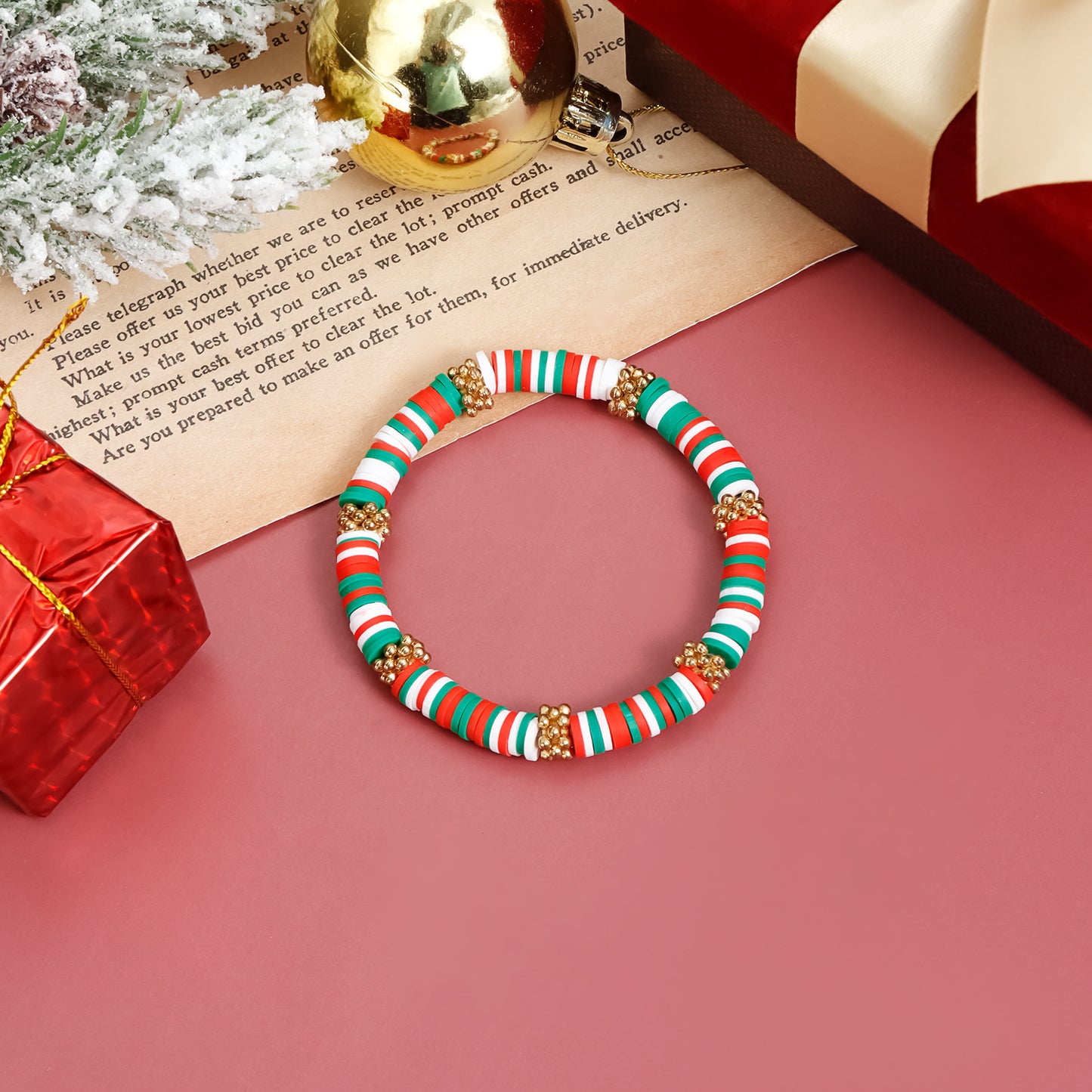 Pulsera con dije de campana de Navidad geométrica de diseño original para mujer, con detalles de metal chapado y cuentas de arcilla polimérica de colores en cordón.