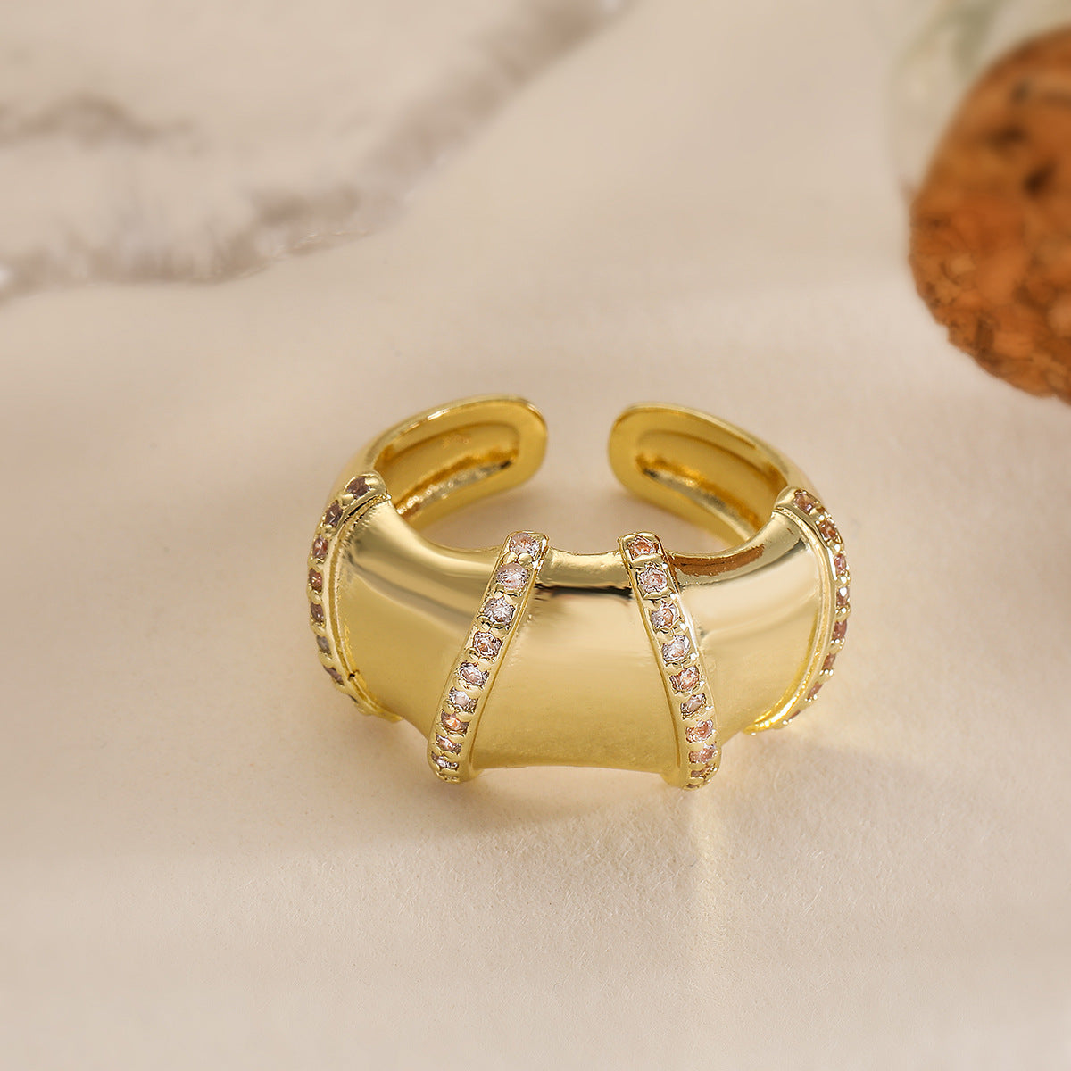 Anello Aperto Geometrico Minimalista da Donna in Rame con Placcatura in Oro 18K e Intarsio di Zirconi