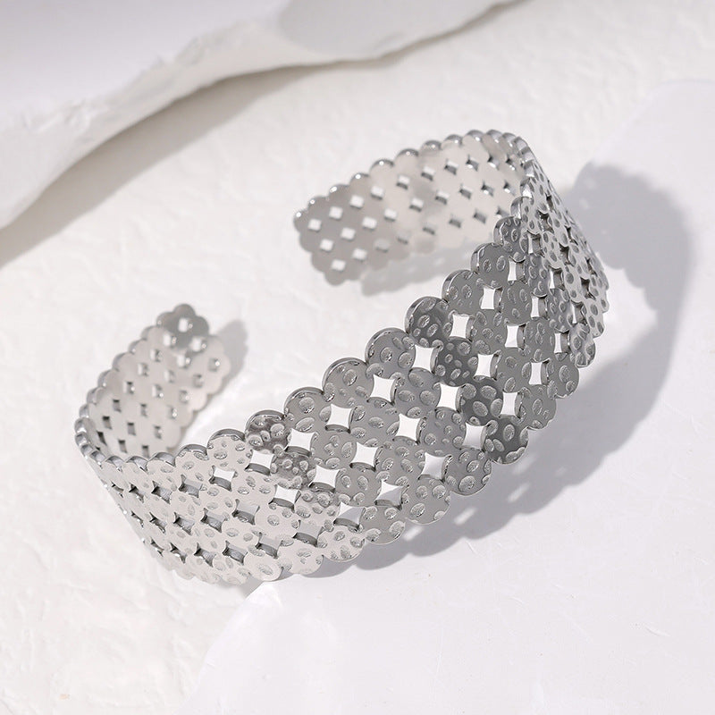 Bracciale rigido aperto geometrico in acciaio inossidabile da donna con finitura placcata e aspetto metallico di lusso