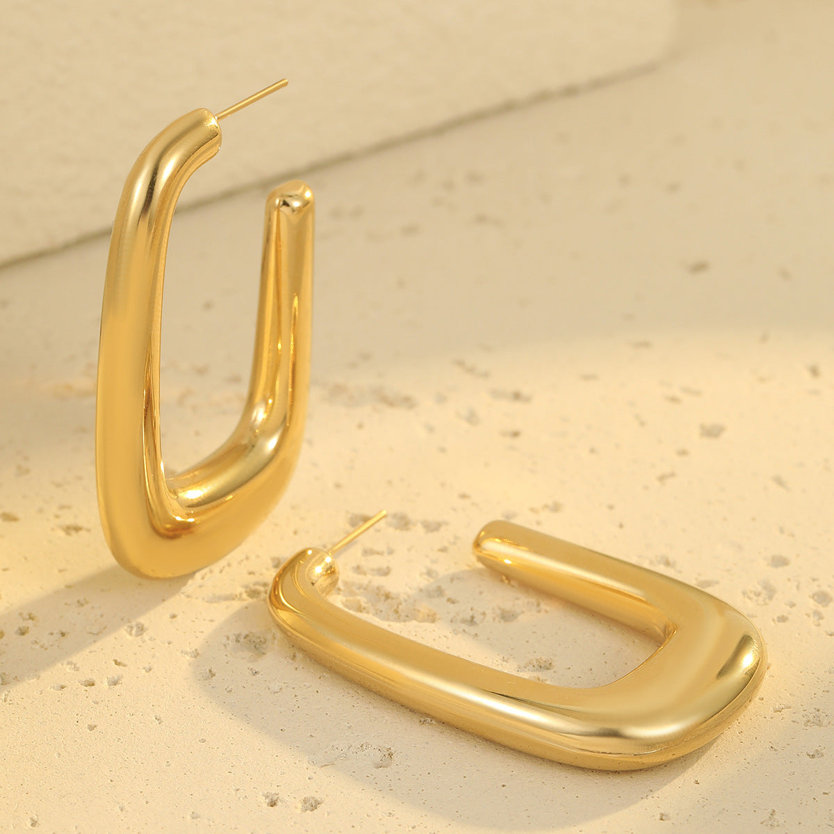 Pendientes huecos en forma de U de acero inoxidable estilo vintage con chapado en oro de 18 quilates para mujer