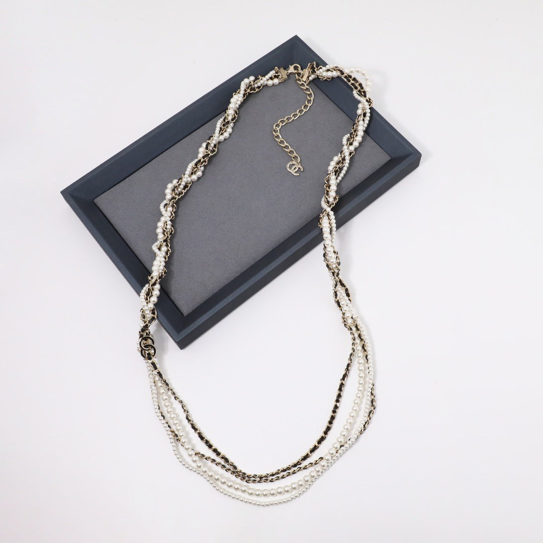 Collar de cadena con cuerda de perlas y letras de lujo elegante para mujer