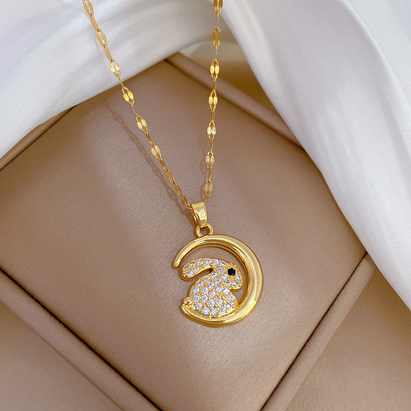 Collana da donna lussuosa e minimalista in acciaio al titanio con luna intarsiata di strass, dolce ciondolo geometrico