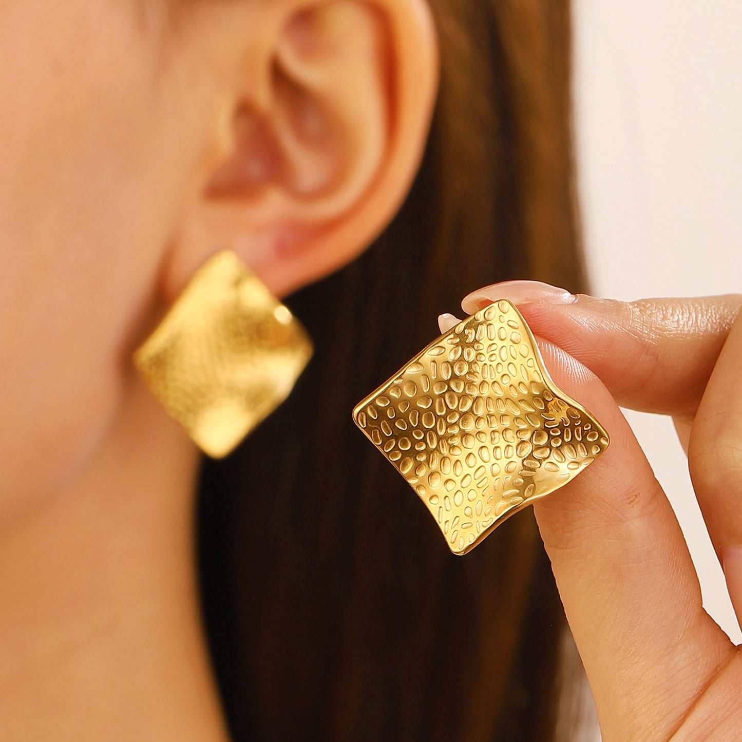 Pendientes Minimalistas Geométricos Cuadrados de Acero de Titanio para Mujer con Acabado Chapado y Diseño Moderno