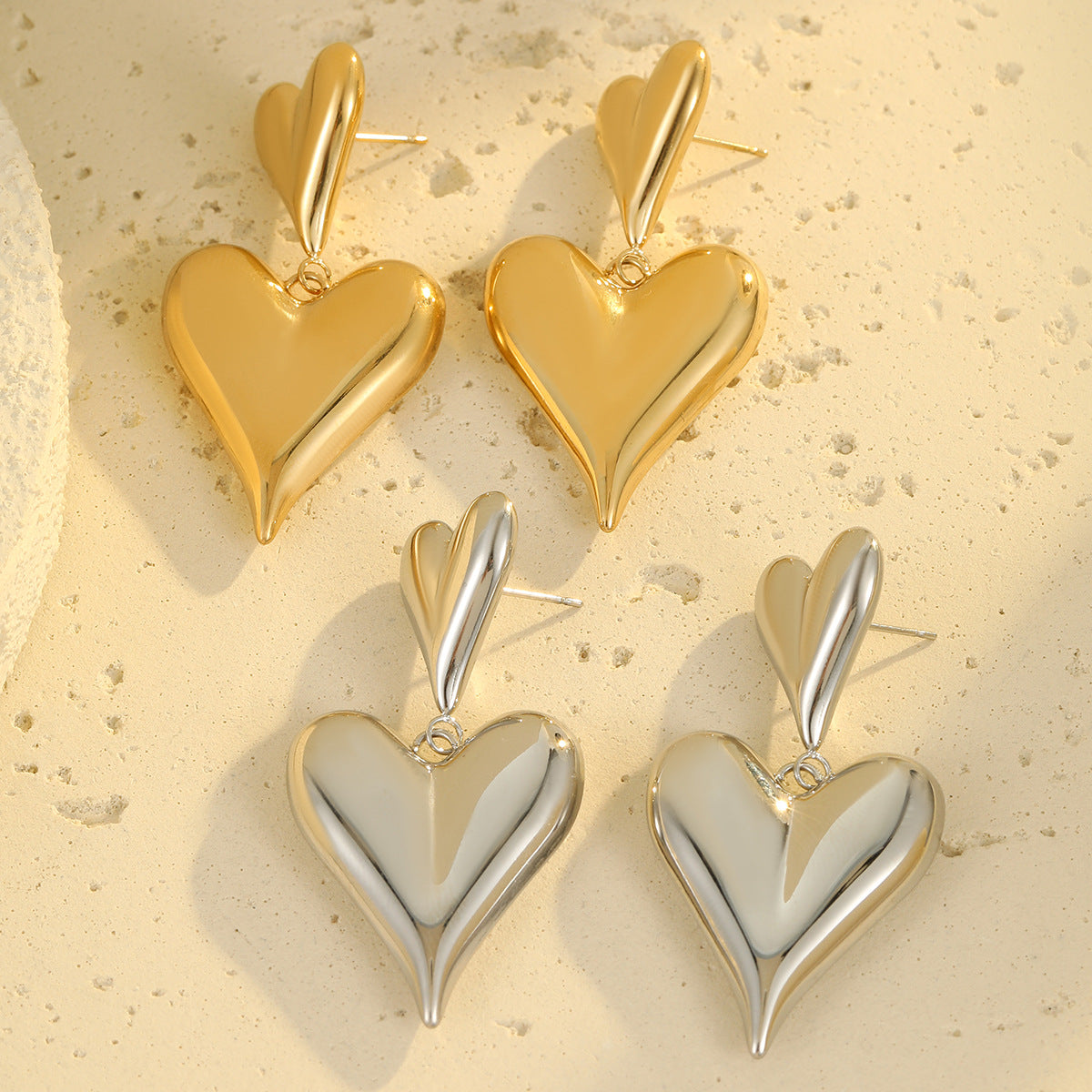 Orecchini Pendenti Minimalisti a Cuore Cavo in Acciaio Inossidabile con Finitura in Acciaio al Titanio Placcato Oro 18K