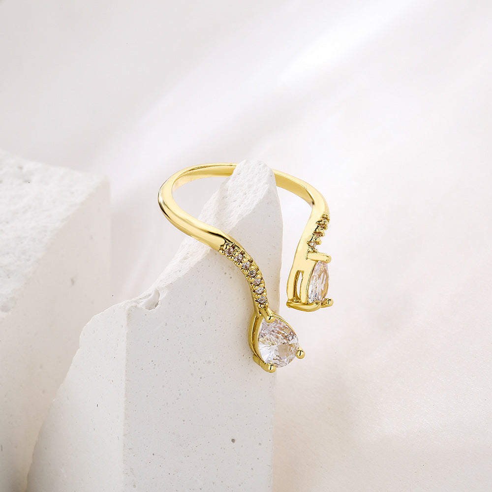 Anello irregolare in rame geometrico placcato in oro 18 carati con intarsio di zirconi per donne