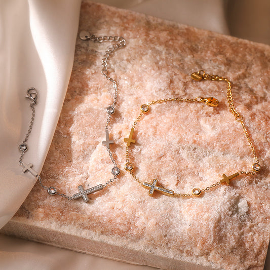 Pulsera Minimalista de Acero Inoxidable con Colgante de Cruz para Mujer con Baño de Oro e Incrustaciones de Circonita