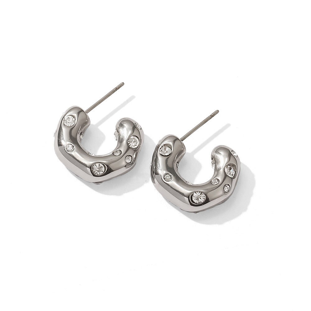 Pendientes de Aro en C de Acero Titanio Martillado Asimétricos Estilo INS con Incrustaciones de Circones para Mujer