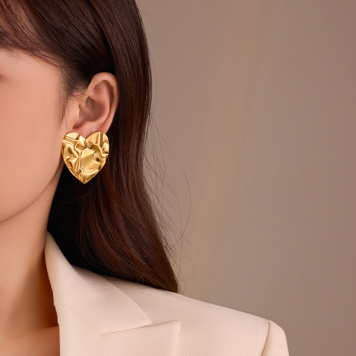 Pendientes de tuerca de acero inoxidable con forma de corazón texturizado estilo vintage con chapado en oro de 18 quilates