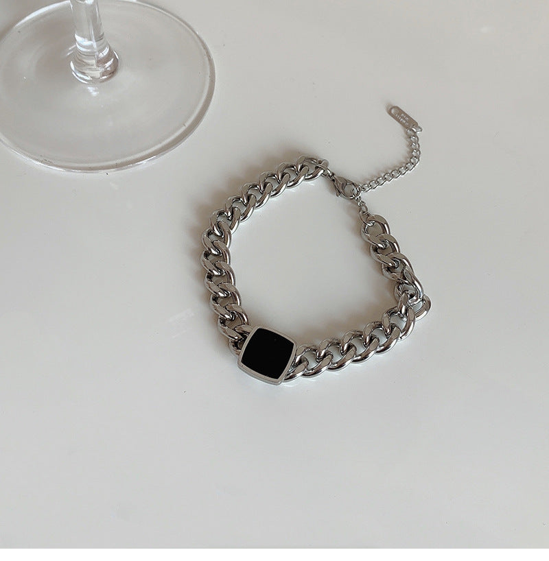 Collana a maglie cubane in acciaio al titanio, con design geometrico audace, per uomo e donna, con pendente a lucchetto nero a lunghezza regolabile