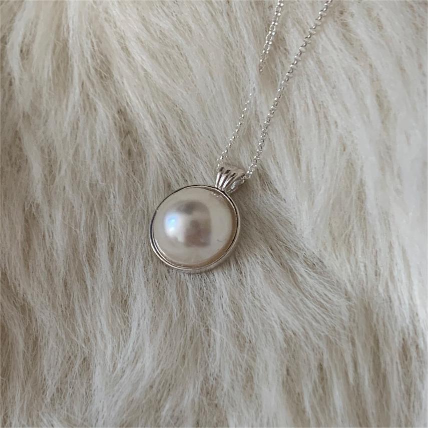 Minimalist Pearl Necklace in 925 Sterling Silver with Round Pendant, Elegant and Versatile Design