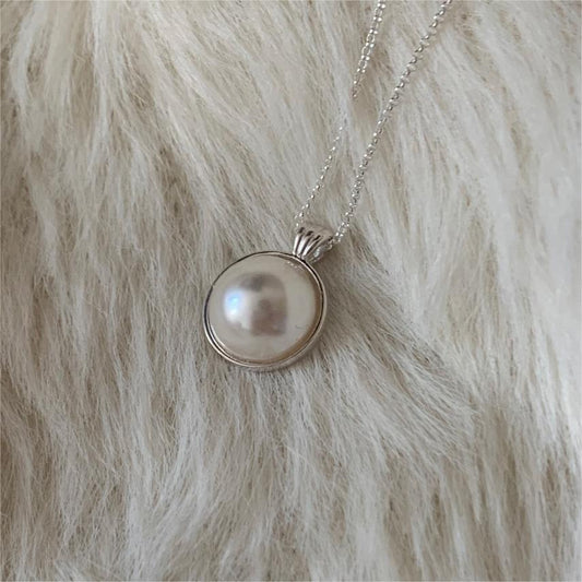 Collar de perlas minimalista en plata de ley 925 con colgante redondo, diseño elegante y versátil