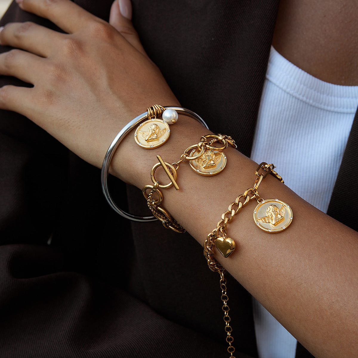 Bracciale vintage geometrico in acciaio al titanio per donna con finitura placcata e motivo ad angelo, accessorio di moda