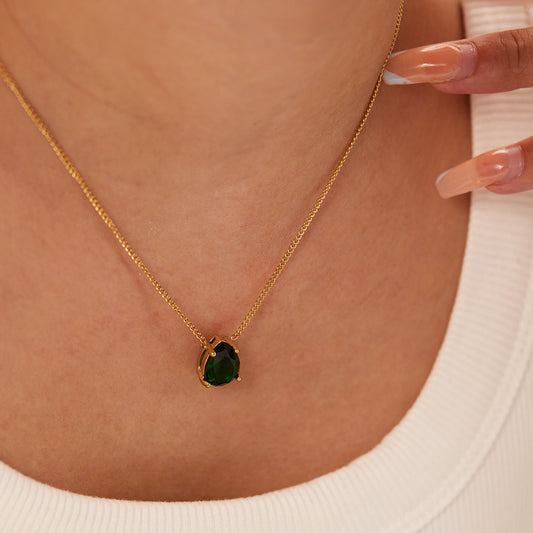 Collar Minimalista de Acero Inoxidable con Forma de Lágrima, Bañado en Oro de 18K y con Colgante de Circonita Verde para Mujer
