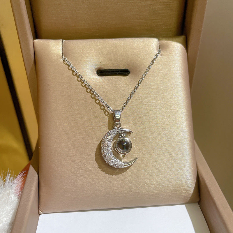Collana Minimalista con Catena a Labbra in Acciaio al Titanio con Pendente in Rame e Intarsio di Strass
