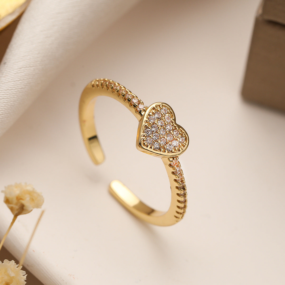 Anello da donna minimalista a forma di cuore geometrico in rame placcato oro vero con intarsi in zircone