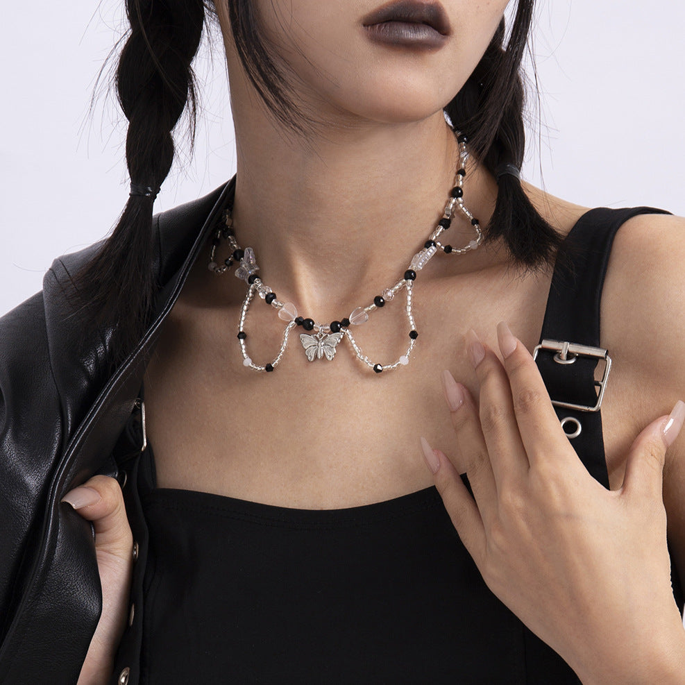 Collana con pendente a forma di cuore di farfalla minimalista con catena in lega, dettagli in strass e perline, nappe pendenti effetto perla, finitura galvanizzata