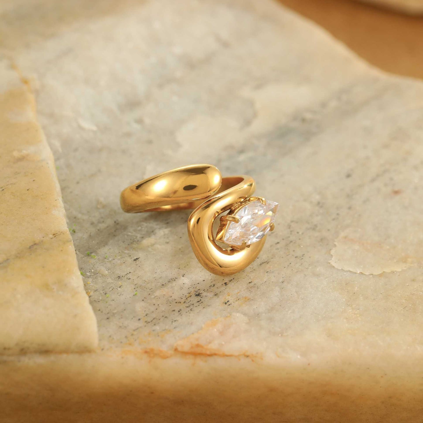 Anello da Donna Minimalista Geometrico in Acciaio al Titanio Placcato Oro 18K con Intarsio di Zirconi