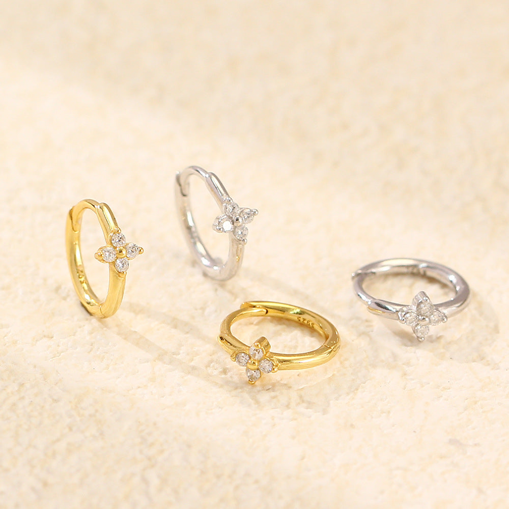 Orecchini a perno da donna in argento sterling S925 a forma di trifoglio minimalista con intarsio di strass