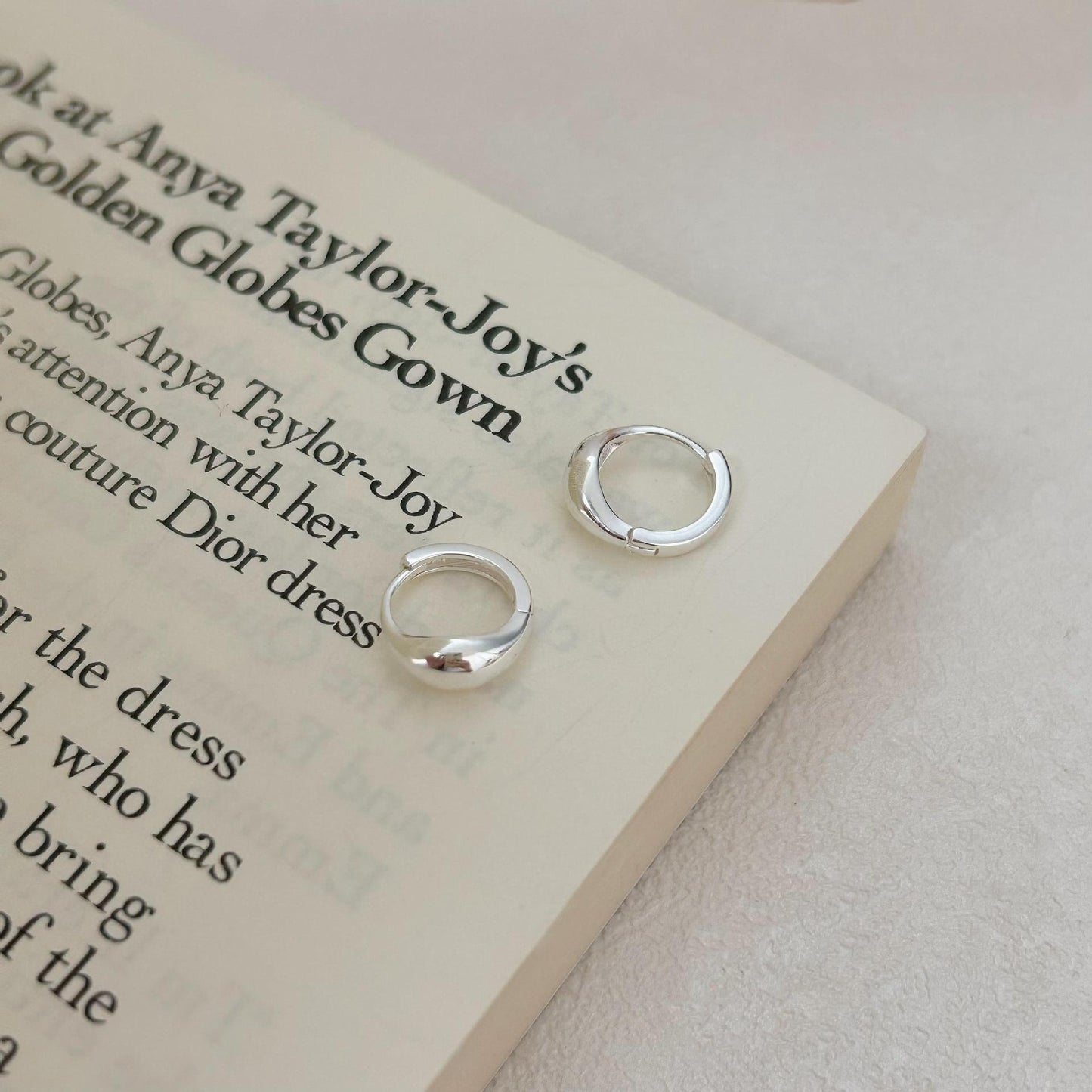 Orecchini a perno minimalisti a forma di lettera in Argento Sterling 925 placcato Oro con accento di perla