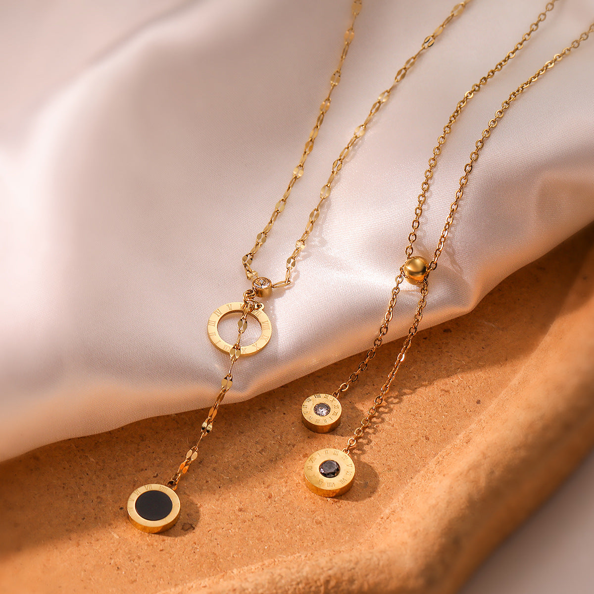 Collana minimalist geometrica da donna in acciaio al titanio con placcatura in oro e intarsi in zirconi, catenina clavicolare alla moda