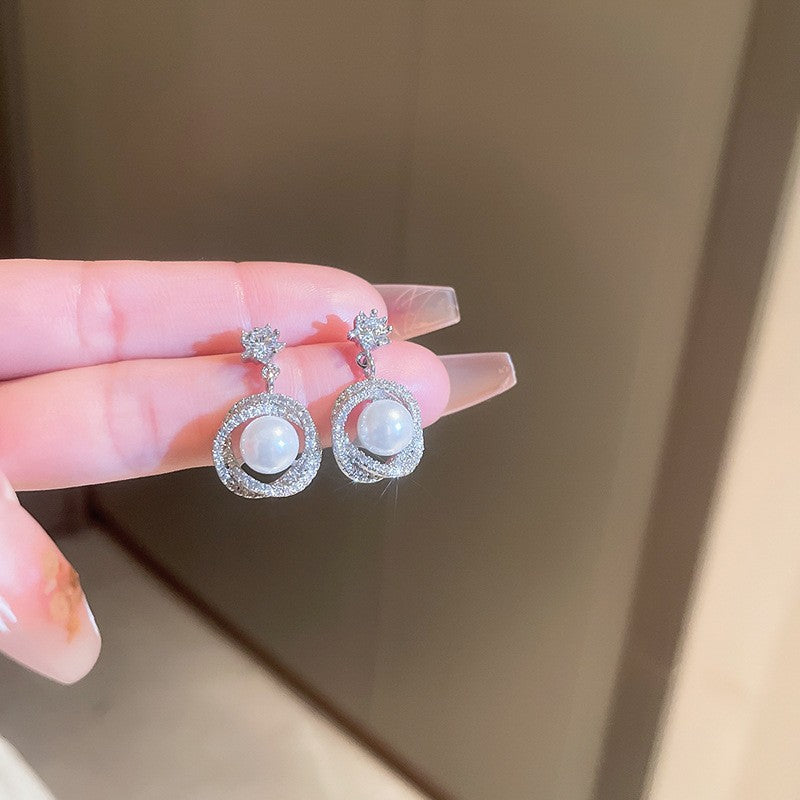 Pendientes de botón minimalistas florales de circonita en cobre chapado con postes de acero inoxidable para mujer