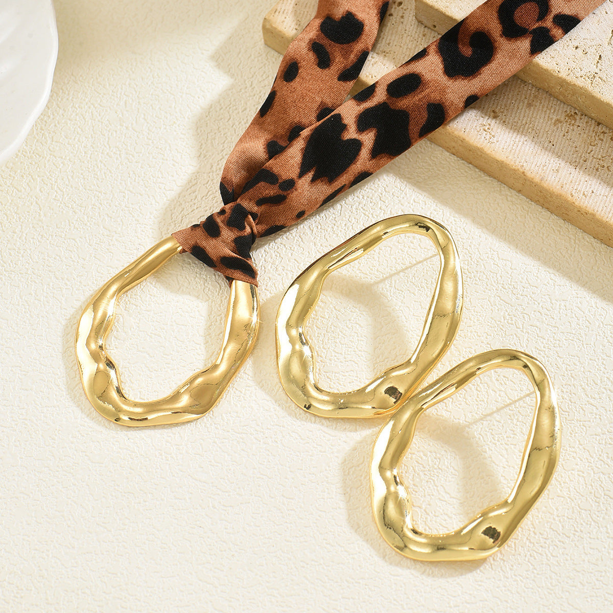 Conjunto de collar y pendientes con colgante de estampado de leopardo geométrico de aleación de zinc con acabado galvanizado para mujer