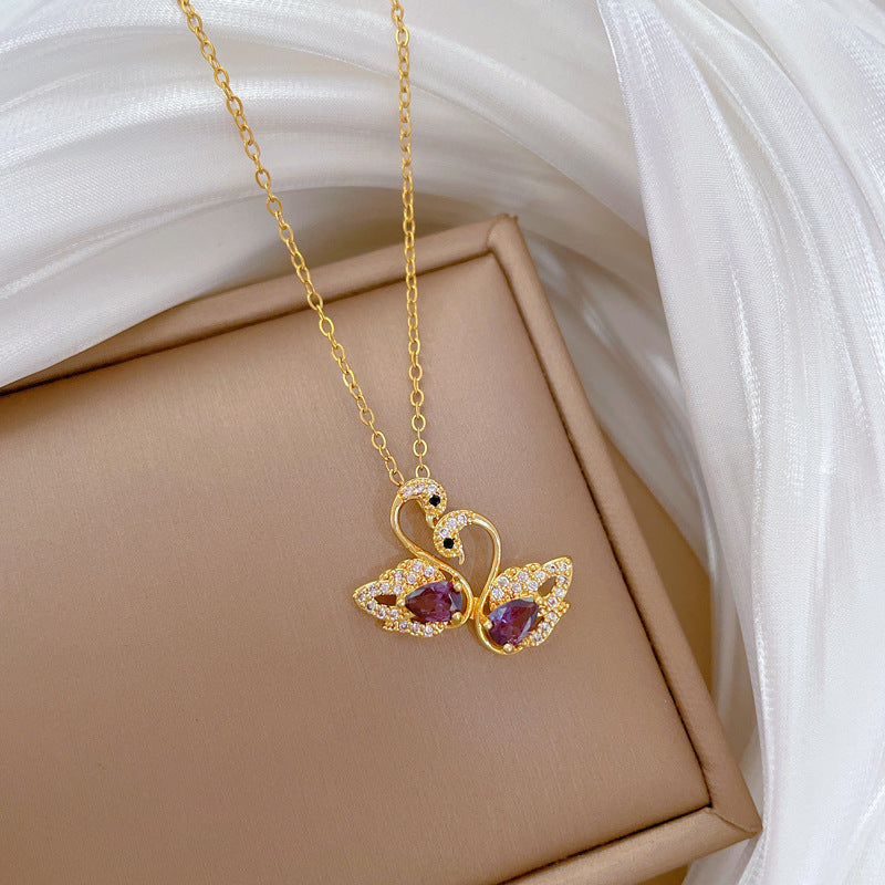 Collana con ciondolo cigno e anatra mandarina in stile cartone animato in acciaio al titanio con intarsio di strass per uomo e donna