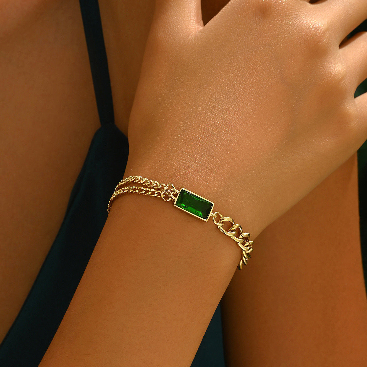 Minimalist Geometric Green Emerald-Inlaid Zinc Alloy Bracelet for Women with Luxe Finish and Versatile Styling