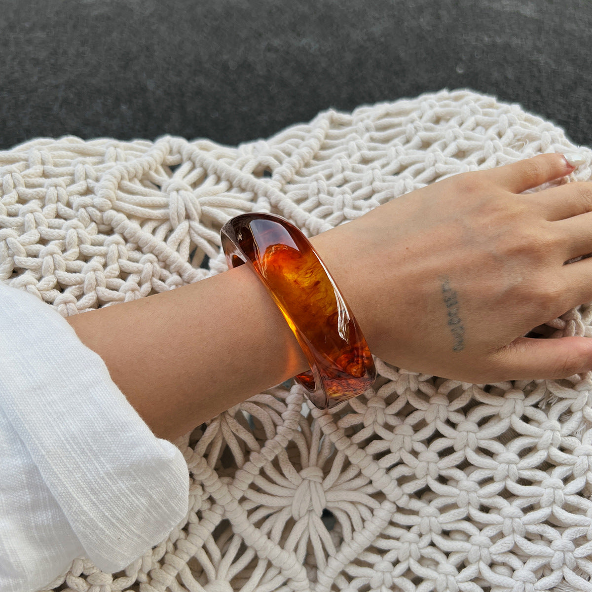 Bracciale da donna in acrilico geometrico irregolare minimalista con effetto traslucido sfumato