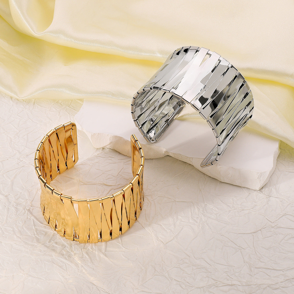 Pulsera de puño de aleación con diseño geométrico vanguardista, entrelazado y acabado galvanizado para mujer