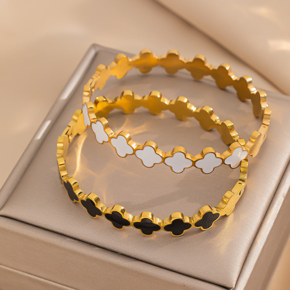 Pulsera de trébol de cuatro hojas minimalista para mujer en acero de titanio con chapado en oro, hipoalergénica y resistente a la decoloración